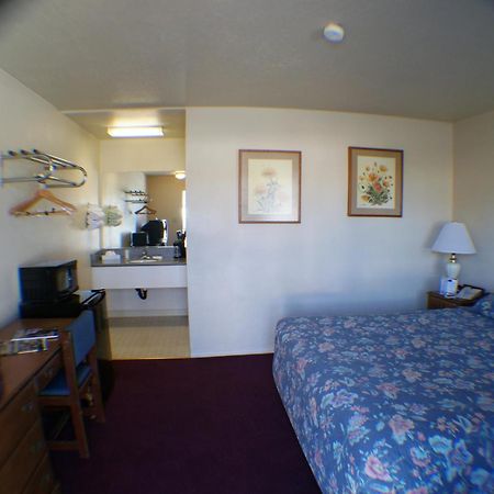 Travelers Motel Cottonwood Room photo